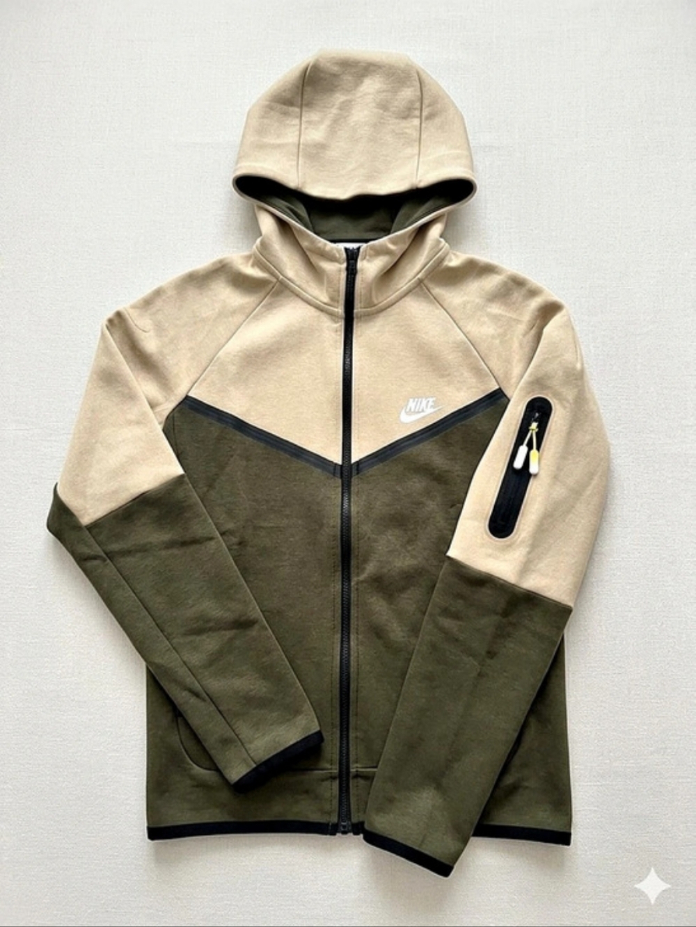 584 Nike Boys Kids Sportswear Tech Fleece Windrunner Full-Zip Hoodie Medium